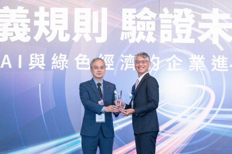 SGS IT Awards：(左) SGS 台灣檢驗科技東北亞區首席長曾偉明 (右) Openfind 執行長