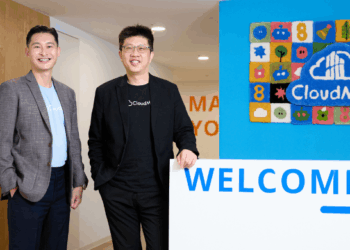 右為 CloudMile 萬里雲集團創辦人暨董事長劉永信、左為東南亞區域總經理 Jeremy Heng