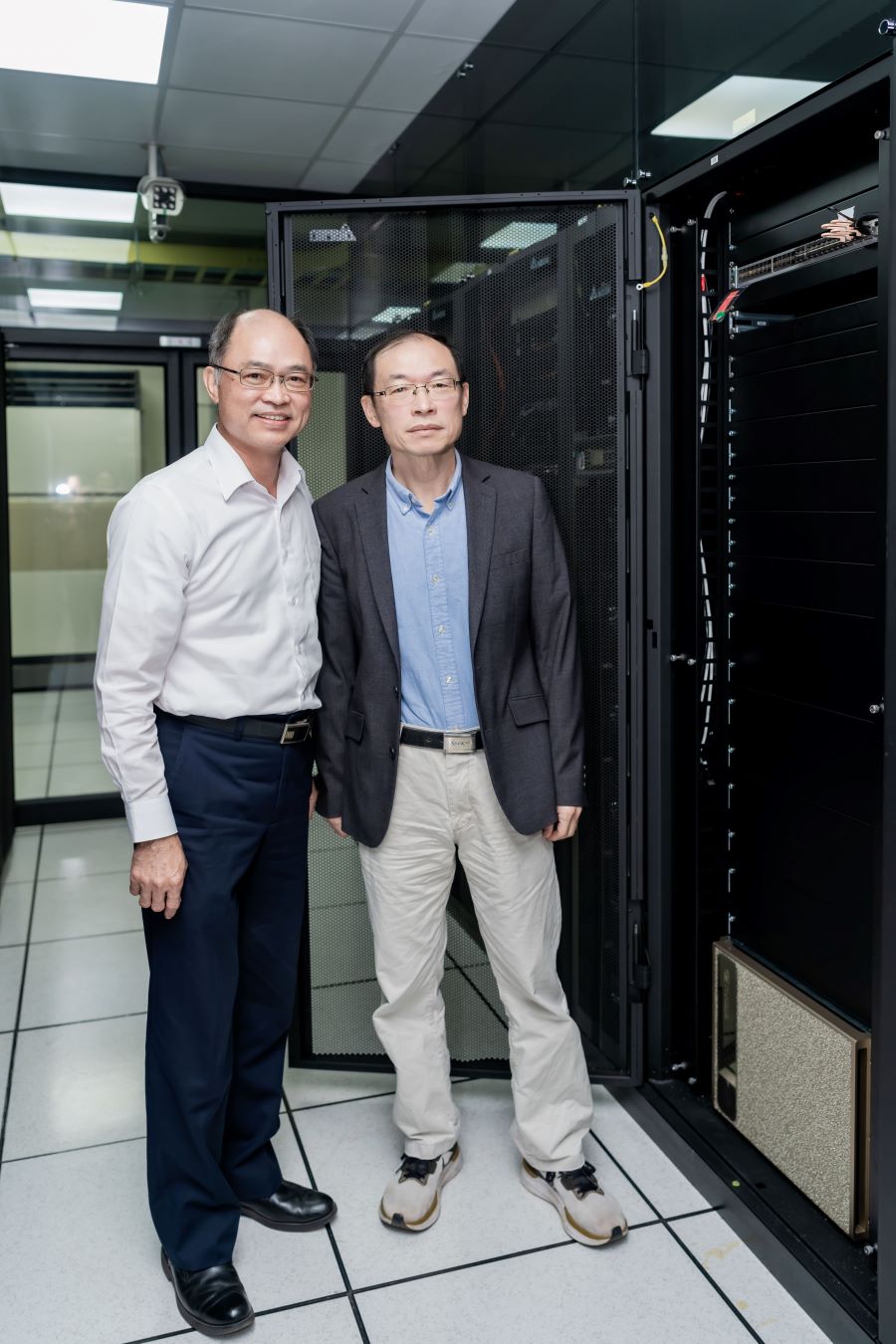 ◤ 張榮貴(右)與敦陽科技資深處長藍清麒,共同見證NVIDIA DGXTM H200 AI伺服器進駐校園,期許未來持續攜手打造完整AI生態系。