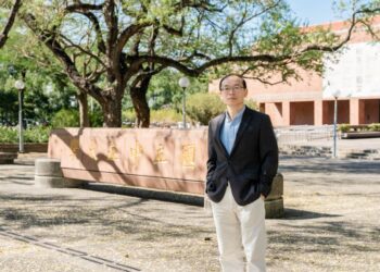 ◤ 國立中正大學資訊長張榮貴指出,NVIDIA DGX H200平台宛如AI時代的超級引擎,為中正大學注入生成式AI與大規模語言模型的前沿研究能量,全面加速教學與科研創新。