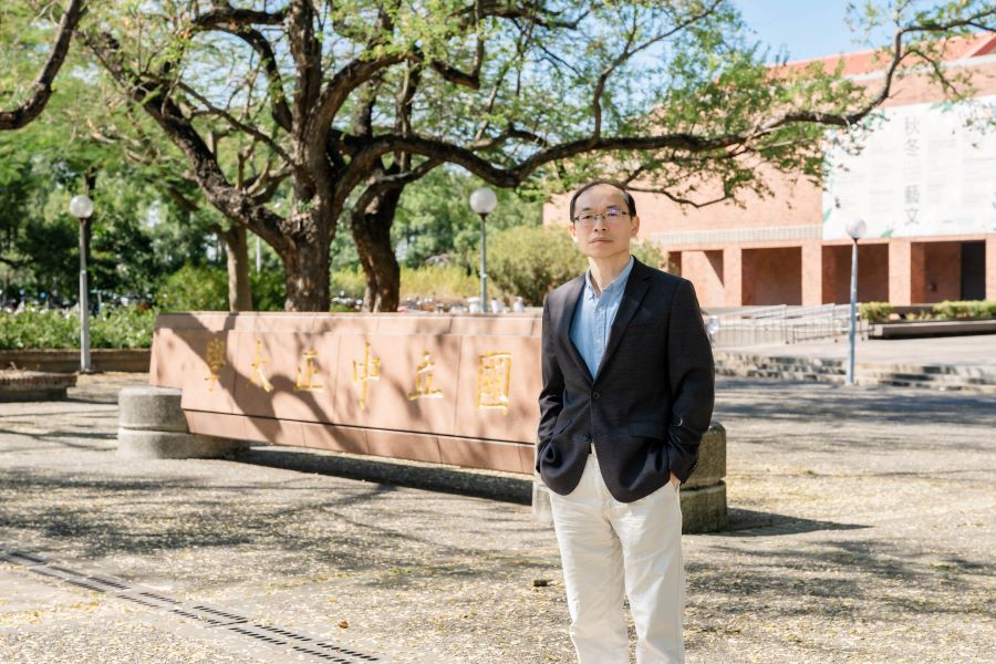 ◤ 國立中正大學資訊長張榮貴指出，NVIDIA DGX H200平台宛如AI時代的超級引擎，為中正大學注入生成式AI與大規模語言模型的前沿研究能量，全面加速教學與科研創新。