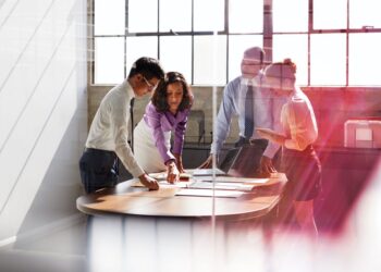 【新聞照片01】 Lenovo 調查顯示，工作場所轉型的下一個階段是推動技術「隱形化」，讓技術支援在員工無感的情況下，變得自動化且流暢無礙。