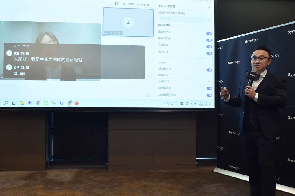 Synology 台灣事業處業務暨行銷總監高志鵬介紹 Synology 生產力工具結合 AI 功能,包含即時語言轉譯,以及未來預計推出的 AI Agent,可成為企業與團隊營運助力。