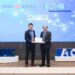 伊頓電氣台灣與菲律賓總經理林鈺培(左)與新達電腦董事長丁玉成(右)簽署經銷協議