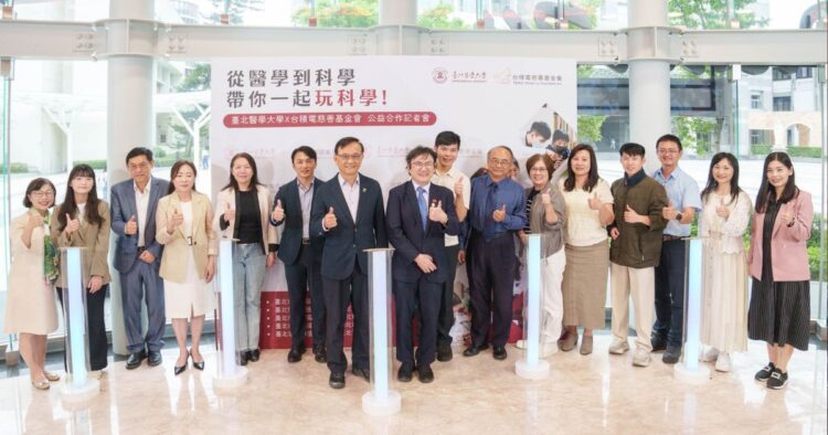 北醫大攜手台積電 達文西機械手臂啟動醫學科技教育