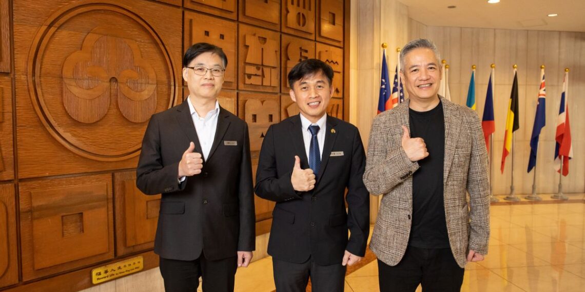 ◤ 由左至右分別為福華大飯店資訊中心主任許耀允、福華大飯店資訊中心經理林文藝、蓋亞資訊執行長吳炳鈞。