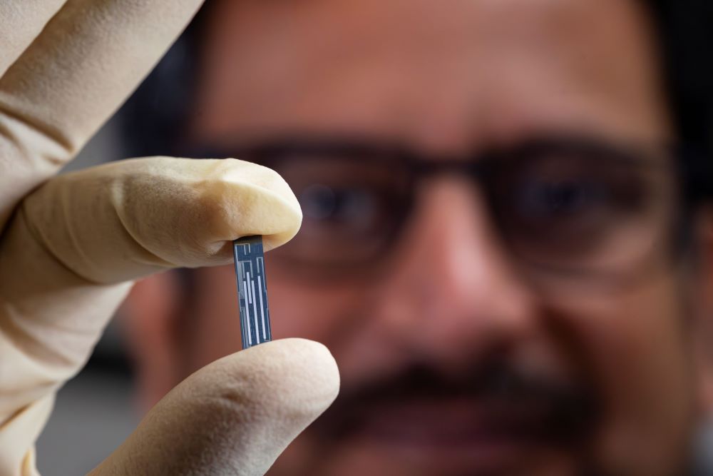 思科高級副總裁兼新興技術與培育業務Outshift總經理Vijoy Pandey展示通用量子交換器