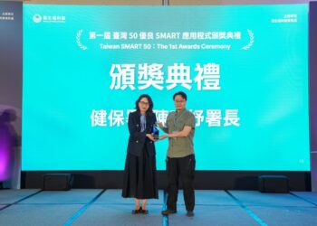 健保署陳亮妤署長（左）頒發獎座予昕力資訊企業應用產品發展處研發部長陳瑞泰