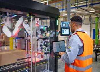 HPE AI Grid 以 NVIDIA 參考架構為基礎，統一管理 AI 伺服器與網路基礎架構，協助服務供應商實現跨區域與邊緣的分散式推論及即時 AI 服務。