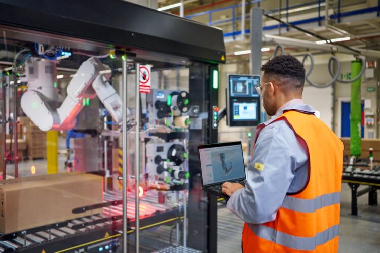 HPE AI Grid 以 NVIDIA 參考架構為基礎，統一管理 AI 伺服器與網路基礎架構，協助服務供應商實現跨區域與邊緣的分散式推論及即時 AI 服務。