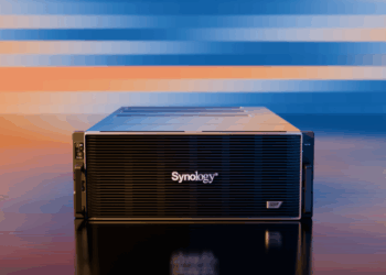 PAS7700 作為 Synology 首款雙主動全 NVMe 儲存伺服器，可滿足企業關鍵工作負載對於效能與延遲的嚴苛需求，更擁有高度可靠性，確保營運不中斷。