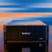 PAS7700 作為 Synology 首款雙主動全 NVMe 儲存伺服器，可滿足企業關鍵工作負載對於效能與延遲的嚴苛需求，更擁有高度可靠性，確保營運不中斷。