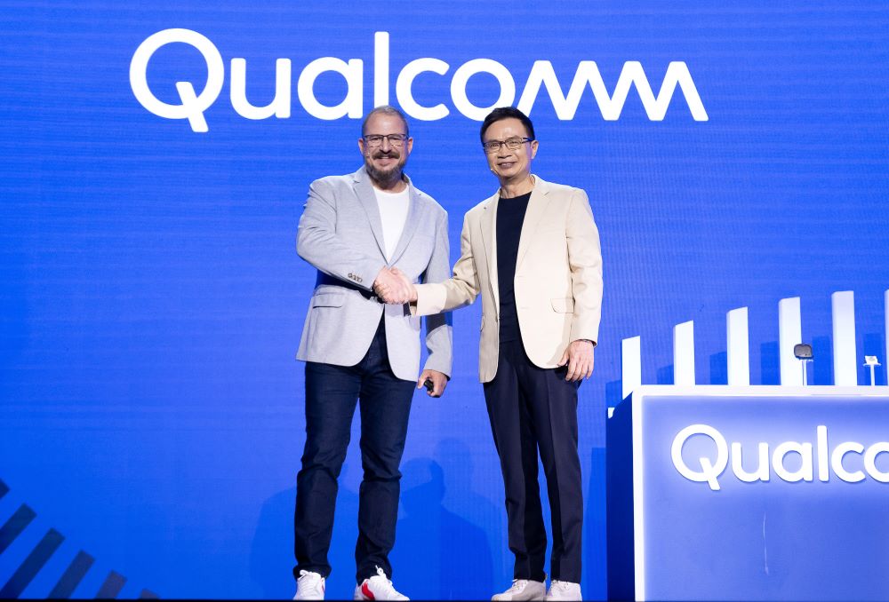 COMPUTEX匯聚頂尖企業領袖分享產業洞察與趨勢,以高通總裁暨執行長Cristiano R. Amon主題演講揭開序幕。左為高通總裁暨執行長Cristiano R. Amon、右為外貿協會董事長黃志芳。