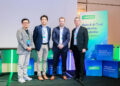 ◤Veeam 台灣區總經理黃承彬（左１）、Veeam大中華及蒙古區副總裁陳超成（左2）、Securiti亞太區技術總監Tim Stead（右2）、Veeam亞太及日本區首席資訊安全官David Allott（右1）。圖片取自香港經濟日報（HKET) 《企業網絡安全新焦點 AI Agent 9秒清空資料庫！1招助你復原資料》。