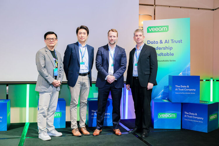 ◤Veeam 台灣區總經理黃承彬（左１）、Veeam大中華及蒙古區副總裁陳超成（左2）、Securiti亞太區技術總監Tim Stead（右2）、Veeam亞太及日本區首席資訊安全官David Allott（右1）。圖片取自香港經濟日報（HKET) 《企業網絡安全新焦點 AI Agent 9秒清空資料庫！1招助你復原資料》。