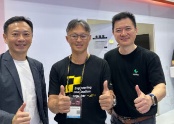 KDAN 凱鈿董事長蘇柏州（右）攜手群聯進軍日本主權AI市場。與 AISO 創始聯盟成員群聯執行長潘健成（中）、昕力資訊董事長姚勝富（左）