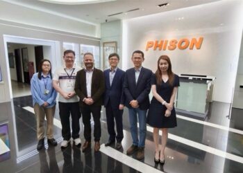 群聯電子與新立資訊及 SynxDB 創辦人合影。面對 AI 應用快速發展趨勢,群聯電子攜手新立資訊導入 SynxDB 數據平台,強化良率分析效率,並為後續 AI 應用建立穩固的數據基礎。