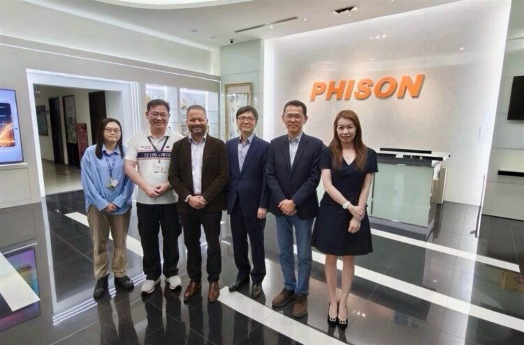 群聯電子與新立資訊及 SynxDB 創辦人合影。面對 AI 應用快速發展趨勢,群聯電子攜手新立資訊導入 SynxDB 數據平台,強化良率分析效率,並為後續 AI 應用建立穩固的數據基礎。