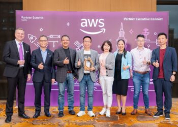 (左起) Derek Seymour, Head of Partners, AWS Taiwan、AWS台灣董事總經理王定愷、伊雲谷董事長暨創辦人蔡佳宏、伊雲谷全球業務事業單位區域總監李鑫澤、伊雲谷執行長林儀與AWS團隊於AWS Partner Executive Connect晚宴合影。