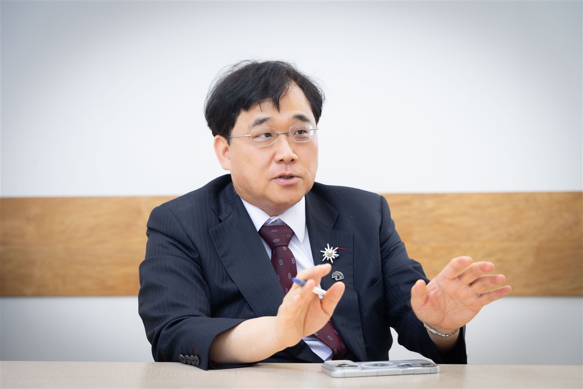 新光醫院行政副院長洪子仁表示,不同於多數醫院由資訊部門主導數位轉型,新光醫院選擇從第一線出發,讓最熟悉工作流程的同仁透過數位工具親手解決痛點,成為創新的推動者。