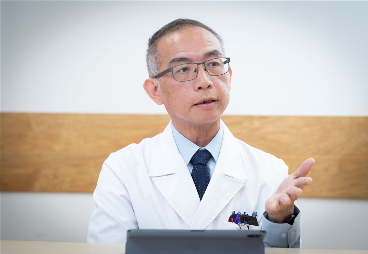 新光醫院資訊長謝忠和表示,資訊部門的角色從系統開發者轉型為治理與賦能者,透過低程式碼工具與安全機制,協助使用者自行開發符合工作需求的應用,逐步實現「數位轉型深入醫院每一個角落」的願景。