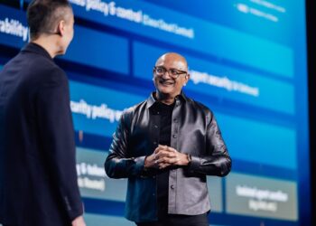 AMD運算與繪圖事業群資深副總裁暨總經理Jack Huynh（左）於Advancing AI 2026與思科總裁暨首席產品長Jeetu Patel交流。