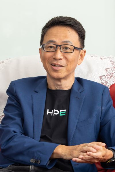◤ HPE 台灣暨香港董事長王嘉昇指出,企業導入 AI 不能只靠採購,必須透過預整合架構,區分雲端與地端負載,才能在效能與成本間取得平衡。