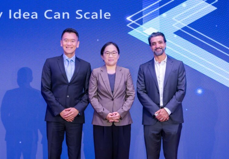 亞洲旗艦級年度 AI 盛會 DevDays Asia 2026 微軟亞太技術年會今(21)日於台北盛大揭幕,聚焦 AI 日常工作與多元應用場景,深化國際技術趨勢與台灣產業實踐的鏈結。(由左至右)台灣微軟總經理卞志祥、數位發展部政務次長侯宜秀、微軟資料與 AI 安全副總裁暨總經理 Herain Oberoi。