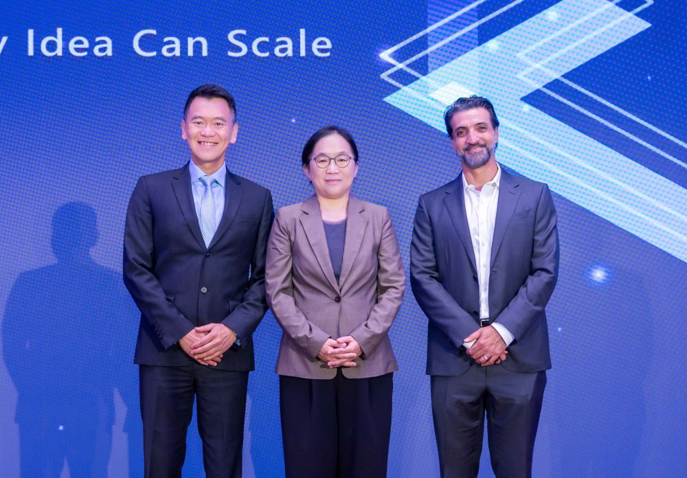 亞洲旗艦級年度 AI 盛會 DevDays Asia 2026 微軟亞太技術年會今（21）日於台北盛大揭幕，聚焦 AI 日常工作與多元應用場景，深化國際技術趨勢與台灣產業實踐的鏈結。（由左至右）台灣微軟總經理卞志祥、數位發展部政務次長侯宜秀、微軟資料與 AI 安全副總裁暨總經理 Herain Oberoi。