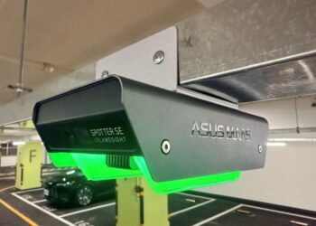華碩智行推出全球首創具專利的「四合一熱顯像車在席裝置」，整合AI熱顯感知、車牌辨識、車在席偵測、影像錄影功能