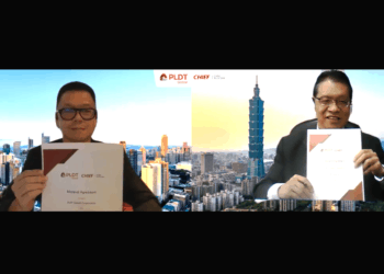 是方電信副總江文漢(右)與PLDT資深副總裁兼首席商務官Albert V. Villa-Real(左)，代表雙方簽訂結盟合約。