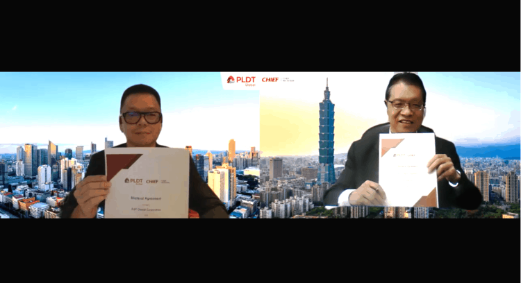 是方電信副總江文漢(右)與PLDT資深副總裁兼首席商務官Albert V. Villa-Real(左),代表雙方簽訂結盟合約。