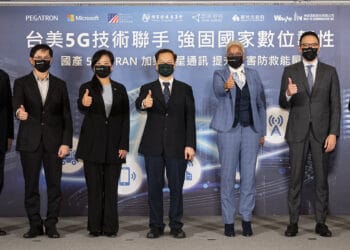 台灣微軟與和碩科技及伸波通訊共同宣布台灣製造的 5G O-RAN 與企業衛星通訊計畫，為第一線救災與緊急應變提供創新的通訊服務，強化公部門數位韌性，引領台灣通訊網路應用新局面。由左至右為亞洲矽谷計劃中心人資長闕河鳴、和碩科技董事長童子賢、新竹市副市長沈慧虹、國發會主委龔明鑫、美國在台協會經濟組組長安恬（Dannielle Andrews）、台灣微軟總經理孫基康、伸波通訊董事長黃文傑博士。