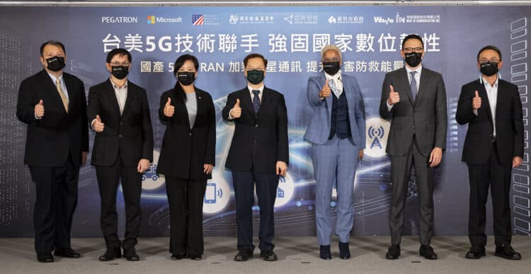 台灣微軟與和碩科技及伸波通訊共同宣布台灣製造的 5G O-RAN 與企業衛星通訊計畫,為第一線救災與緊急應變提供創新的通訊服務,強化公部門數位韌性,引領台灣通訊網路應用新局面。由左至右為亞洲矽谷計劃中心人資長闕河鳴、和碩科技董事長童子賢、新竹市副市長沈慧虹、國發會主委龔明鑫、美國在台協會經濟組組長安恬(Dannielle Andrews)、台灣微軟總經理孫基康、伸波通訊董事長黃文傑博士。
