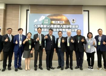 ◤ 圖左起為雲達科技總經理室特助蔡旺佑、倍力資訊董事長許金隆、金緻網路科技董事長郭俊男、勤業眾信永續轉型服務團隊執行副總李介文、華電聯網副總經理王宏仁、麗臺科技總經理莊宸銘、國發會產業發展處處長詹方冠、農業部資源永續利用司司長莊老達、數位發展部數位產業署署長呂正華、屏東縣政府農業處副處長陳美智、清華大學資工系黃能富教授、藝隆農產負責人余致榮。