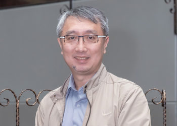 恩主公醫院資訊室主任張彥群指出，現今透過流程化改善之後，護理師在看嬰兒出生紀錄時，即可同時看到媽媽的電子病歷，有助於提早發現潛在的狀況，同時降低護理人員的工作負擔。