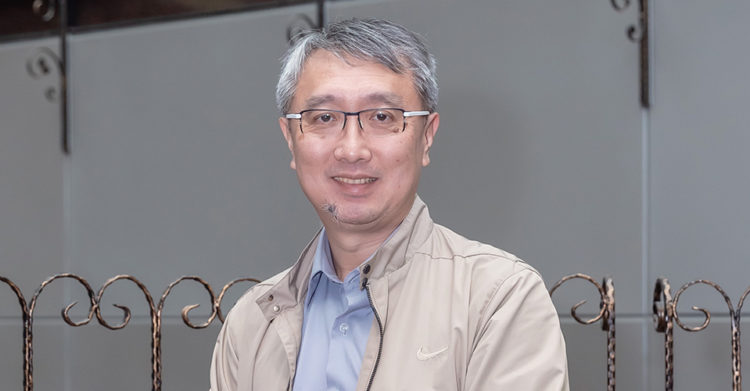 恩主公醫院資訊室主任張彥群指出,現今透過流程化改善之後,護理師在看嬰兒出生紀錄時,即可同時看到媽媽的電子病歷,有助於提早發現潛在的狀況,同時降低護理人員的工作負擔。