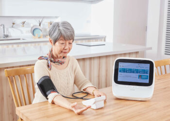 Asus Healthhub內建直覺ui，具備超大字體與清晰畫面，操作方便簡單，長輩主動且樂於使用，親友們更加放心。