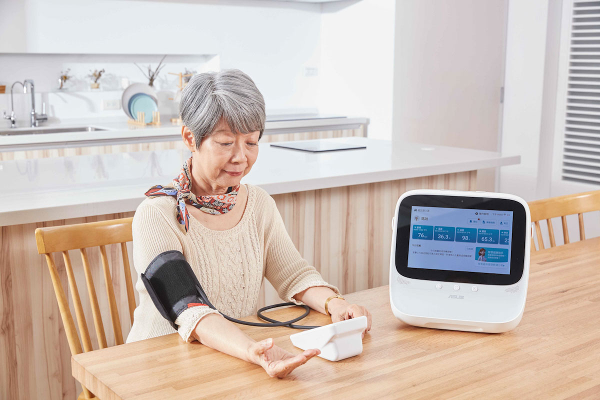 Asus Healthhub內建直覺ui，具備超大字體與清晰畫面，操作方便簡單，長輩主動且樂於使用，親友們更加放心。