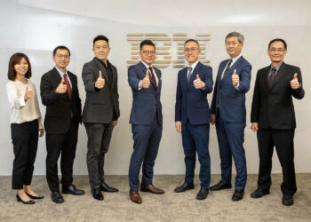 由左至右台灣 ibm 公司硬體事業群總經理陳孝綸、台灣 ibm 公司技術長莊士逸、台灣ibm公司軟體事業群總經理廖俊榮、台灣ibm 總經理李正屹、北祥董事長陳欽祥、北祥副總經理黃庭頤、北祥副總經理徐楫遠