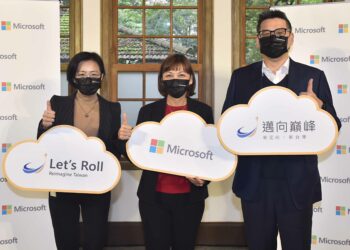 圖片由左至右為台灣微軟 Microsoft 365 事業部副總經理 朱以方、台灣微軟首席營運長 陳慧蓉、台灣微軟雲端平台事業部副總經理 蔡維彬。