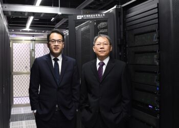 關貿網路營運服務部雲技術事業群協理兼副技術長彭威陽(右)、軟體工程部副理吳承峰(左)。