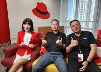 圖說：由左至右，主持人瑋姍、Red Hat 資深區域顧問服務經理許榮富、Red Hat 資深解決方案架構師陳柏青