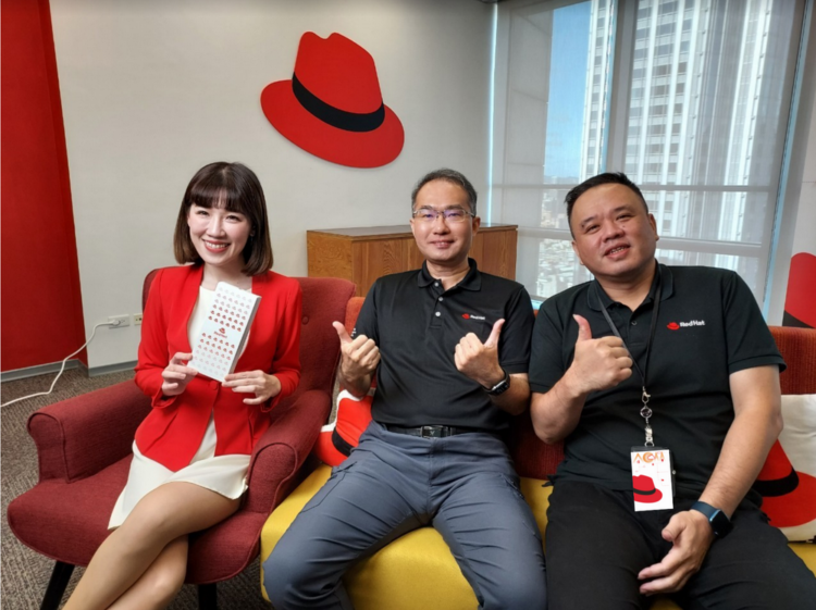 圖說:由左至右,主持人瑋姍、Red Hat 資深區域顧問服務經理許榮富、Red Hat 資深解決方案架構師陳柏青
