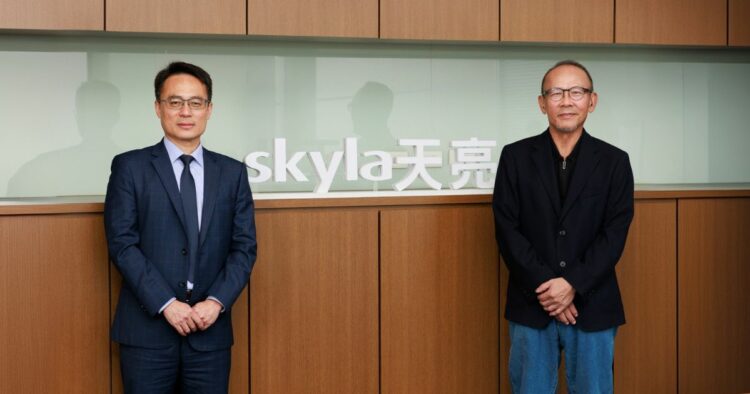 ◤ HPE製造暨電信事業處副總經理朱俊豪(左),天亮醫療董事長暨執行長廖學福(右)