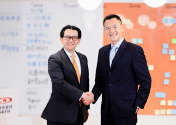 新光金控攜手微軟導入 Azure OpenAI 服務，積極發展數位金融科技，運用 AI 技術優化業務流程並發揮集團營運優勢，提供更優質的服務以應對客戶日趨多元的需求。左起為新光金控總經理陳恩光、台灣微軟總經理卞志祥。