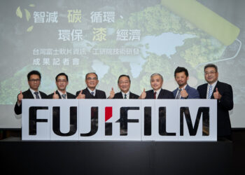 台灣富士軟片資訊與工研院（7）日舉辦《智減「碳」循環、環保「漆」經濟》技術研發成果記者會，將回收廢碳粉製成環保水性塗料的原料，對循環經濟做出貢獻。照片左起：工研院材化所應化組數位印刷材料研究室技術經理張嘉文博士、工研院材化所應化組數位印刷材料研究室經理莊文斌博士、工業技術研究院材料與化工研究所所長李宗銘博士、FUJIFILM Business Innovation執行董事友納睦樹、台灣富士軟片資訊董事長兼總經理勝田明典、台灣富士軟片資訊策略暨行銷本部長何建賓、台灣富士軟片資訊職業安全衛生部專案處長廖文鴻。