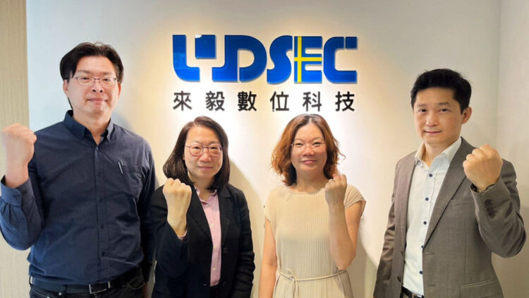 NTT DATA大中華區雲計算事業群總經理林哲瑩(右一)、來毅總經理林欣怡(右二)、Oracle NetSuite台灣總經理林婉玲(左二)、來毅技術長張嘉顯(左一)於專案啟動會議合影