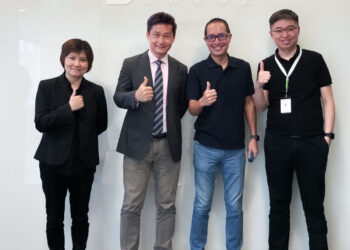 雨林新零售ERP專案啟動會議，雨林新零售營運長暨總經理李正強(右二)，雨林新零售技術暨供應鏈總監莊英池(右一)，NTT DATA大中華區雲計算事業群總經理林哲瑩(左二)，及NTT DATA專案總監沈孟穎合影