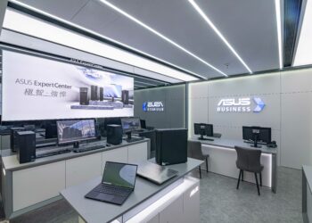 「asus business華碩商用服務中心」陳列最新asus expert系列筆電、桌機、aio電腦，更偕同集中式it管理解決方案「asus control center」及「ai recovery」完整展示。